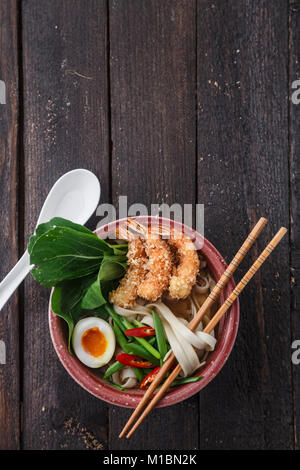 Crevettes tempura avec soupe aux nouilles asiatiques dans un bol Banque D'Images