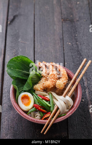 Crevettes tempura avec soupe aux nouilles asiatiques dans un bol Banque D'Images