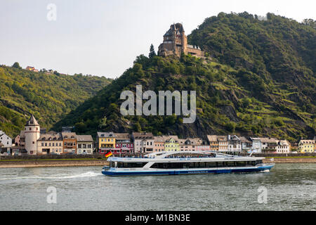 Burg Katz, au-dessus de St Goarshausen, dans la vallée du Rhin, bateau d'excursion, Allemagne Banque D'Images