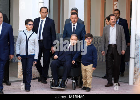 L'Algérie, Alger : élections locales du 2017/11/23. Abdelaziz Bouteflika, Président de l'Algérie, de sortir du bureau de vote Banque D'Images