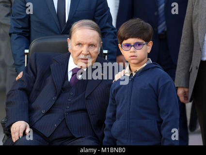 L'Algérie, Alger : élections locales du 2017/11/23. Abdelaziz Bouteflika, Président de l'Algérie, de sortir du bureau de vote Banque D'Images