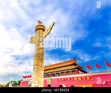 Huabiao Colonne de cérémonie porte Tiananmen Mao Tse Tung Gugong Forbidden City Palace Beijing Chine mur. Proverbes chinois sur Gate sont 'Long Live autochtones Banque D'Images