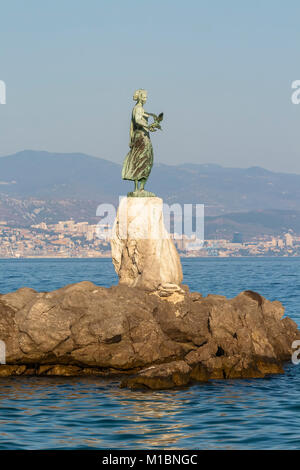 Sculpture sur la promenade Lungomare - fille avec une mouette. Opatija. La Croatie Banque D'Images