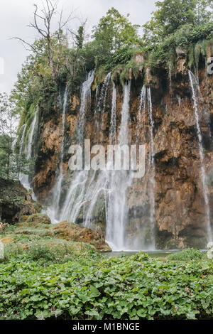 L'une des plus belles chutes d'eau dans les lacs de Plitvice. La Croatie Banque D'Images