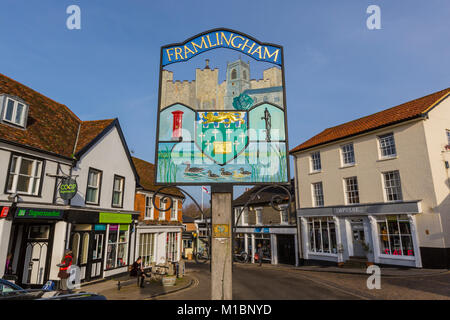 Framlingham, Suffolk, UK. Le panneau du village dans la région de Market HIll. Banque D'Images