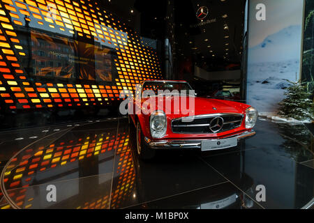 BERLIN - Le 21 décembre 2017 : Exposition. Sports car Mercedes-Benz 280SL Concours Edition (W113), 1968. Banque D'Images