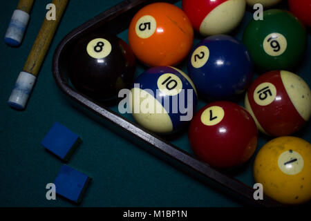 Vue de dessus de boules de billard, cue, bâtonnets de craie sur la table de billard vert, photo cinéma Banque D'Images