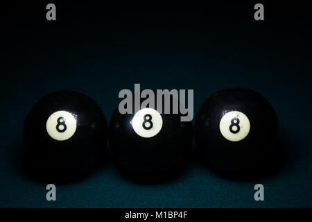 Cinematic photo de trois huit billes, sur la table de billard vert Banque D'Images