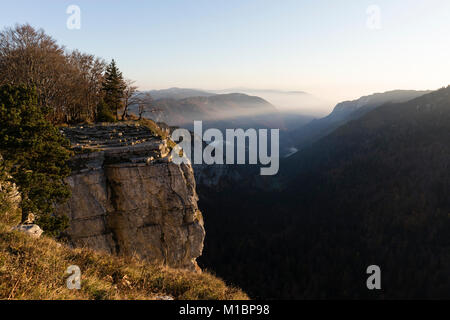 Creux-du-Van ou Creux du Van : amphithéâtre rocheux durant le lever du soleil, dans le canton de Neuchâtel, Suisse Banque D'Images