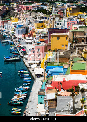 Vue sur l'île de Procida avec ses maisons colorées, le port et la Marina di Corricella, åIsland de Procida Banque D'Images
