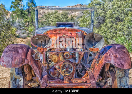 Une vieille voiture abandonnée dans le désert. Joshua Tree National Park, Californie, USA. Banque D'Images