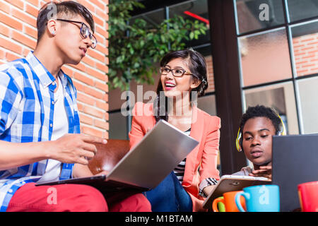 Dans l'équipe de l'agence créative discussing work Banque D'Images