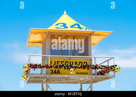 Surfers Paradise, Queensland, Australia-December 23, 2017 : Lifeguard tower. Les sauveteurs australiens sont réputés pour leur haut niveau de compétences et knowle Banque D'Images