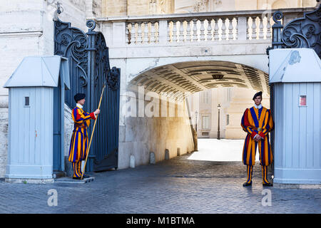 Cité du Vatican, CITÉ DU VATICAN - 25 mai 2016 : la Garde Suisse pontificale en uniforme. En ce moment, le nom de Swiss Guard renvoie généralement à la Garde Suisse Pontificale de Banque D'Images