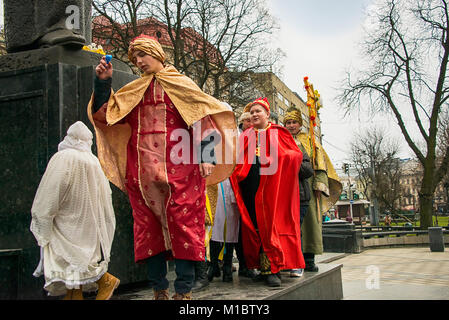 Lviv, Ukraine - janvier 07, 2018 : les événements de Noël dans le centre de la ville. Les jeunes jouent inconnus pour les citoyens une performance de Noël en t Banque D'Images