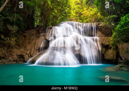 Cascade de Thaïlande, appelé Huai khamin Huay ou mae à Kanchanaburi Provience, autour de l'environnement et de la forêt avec de l'eau émeraude. Banque D'Images