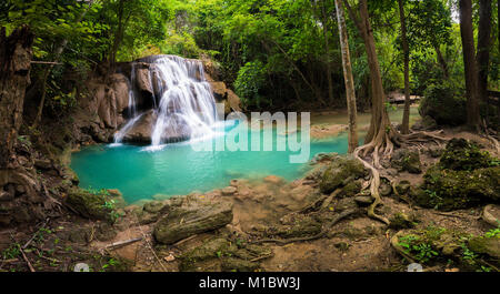 Cascade de Thaïlande, appelé Huai khamin Huay ou mae à Kanchanaburi Provience, autour de l'environnement et de la forêt avec de l'eau émeraude. Banque D'Images