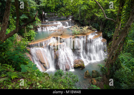 Cascade de Thaïlande, appelé Huai khamin Huay ou mae à Kanchanaburi Provience, autour de l'environnement et de la forêt avec de l'eau émeraude. Banque D'Images