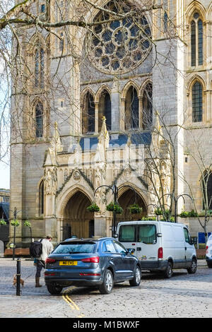 Les véhicules garés devant l'entrée de la cathédrale de Truro Cornwall Banque D'Images