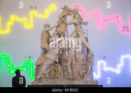 Naples. L'Italie. Visiteur de Musée National Archéologique de Naples à la recherche à l'Farnese et Bull. Museo Archeologico Nazionale di Napoli. Le Taureau Farnèse Banque D'Images