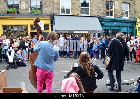 Des musiciens de rue à Columbia Road Flower Market East London UK sur un dimanche ensoleillé 2017 Banque D'Images