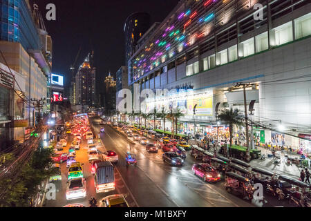 Une vue sur le trafic dans les rues de Bangkok, Thaïlande Banque D'Images