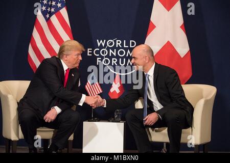 Président américain Donald Trump, serre la main avec le Président suisse Alain Berset, droite, lors d'une réunion bilatérale en marge du Forum économique mondial, le 26 janvier 2018 à Davos, en Suisse. Banque D'Images