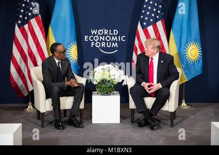 Président américain Donald Trump lors d'une réunion bilatérale avec le président rwandais Paul Kagame lors d'une réunion bilatérale en marge du Forum économique mondial, le 26 janvier 2018 à Davos, en Suisse. Banque D'Images