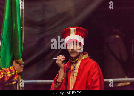 Lviv, Ukraine - janvier 07, 2018 : les événements de Noël dans le centre de la ville. Artiste inconnu dans un costume national fume avant l'exécution, en t Banque D'Images