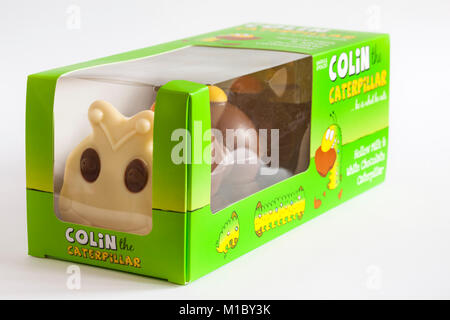 Marks & Spencer Colin le chocolat Caterpillar isolé sur fond blanc - lait et chocolat blanc Caterpillar Banque D'Images