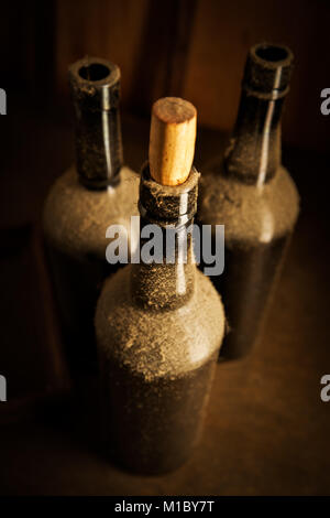 La nature morte avec trois bouteilles de vin vieux Banque D'Images