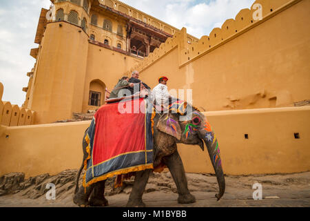 Fort Amer Jaipur avec les touristes appréciant décoré tour d'éléphant. Fort Amber est un site classé au patrimoine mondial à Jaipur Rajasthan en Inde. Banque D'Images