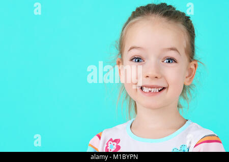 Adorable petite fille souriante et exhibant sa première dent de lait perdue. Mignon bambin portrait après une baisse sa dent de devant. Banque D'Images