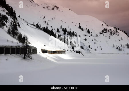 Paysage d'hiver au lac gelé près de col Fedaia Marmolada dolomites groupe. val di Fassa. Dolomites, Italie. Banque D'Images