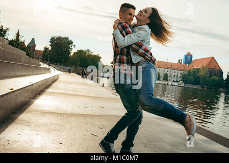 Portrait psychologique de la happy smiling couple extérieur. Le jeune homme tourne autour de sa belle petite amie. Banque D'Images