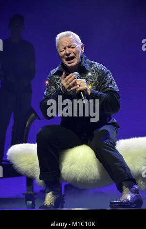 Jerry Williams lors de son dernier concert à jamais dans Vintergalan Arène Saab à Linköping en Suède 2017 Banque D'Images