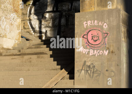 'Ami' bacon, pas végétarien graffiti - street art à Belgrade, Serbie, Europe. Banque D'Images