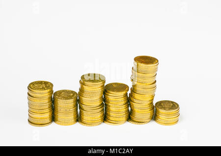 Des piles de 2 pièces zloty polonais in front of white background Banque D'Images
