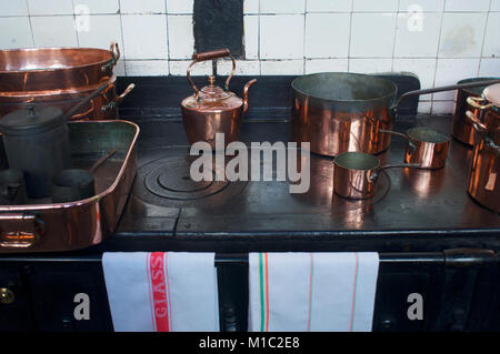 Un ancien modèle de cuisine complet avec des casseroles en cuivre - John Gollop Banque D'Images