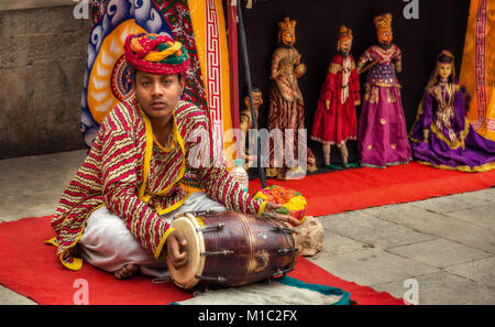 Jeune musicien joue dholak Rajasthani avec spectacle de marionnettes à Fort Nahargarh, Jaipur, Rajasthan, Inde. Banque D'Images