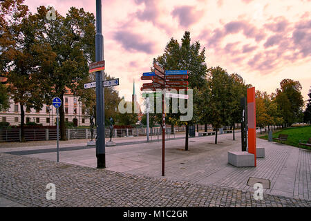 Les panneaux de la ville de Wroclaw Old Town avec magnifique coucher de soleil ciel dégagé et Cathédrale de Saint Jean à l'arrière-plan Banque D'Images