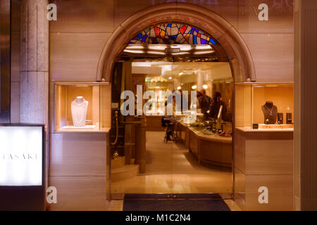 Tasaki, bijoux japonais de l'entrée du magasin afficher éclairés la nuit à Shijo dori, Kyoto, Japon 2017 Banque D'Images