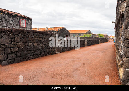 Village traditionnel sur l'île de Pico avec des maisons en pierre volcanique, Açores Banque D'Images
