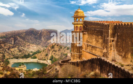 Jaigarh fort historique Jaipur Rajasthan avec vue aérienne de la ville de Jaipur. Banque D'Images