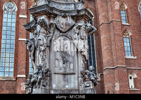 Jean Népomucène ( St Jean Nepomucen) monument sur carré de Collegiate Church of the Holy Cross et St Barthélemy à Ostrow Tumski Wroclaw, Pologne Banque D'Images