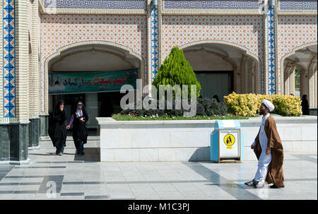 Peuple iranien à pied par les rues de Mashhad près de l'Imam Reza shrine comlpex. Banque D'Images