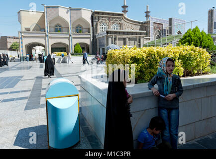 Peuple iranien à pied par les rues de Mashhad près de l'Imam Reza shrine comlpex. Banque D'Images