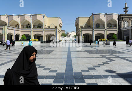 Peuple iranien à pied par les rues de Mashhad près de l'Imam Reza shrine comlpex. Banque D'Images