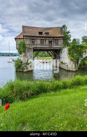 Le Vieux Moulin sur un pont médiéval sur la rivière Seine, Vernon, Eure, Normandie, France Banque D'Images