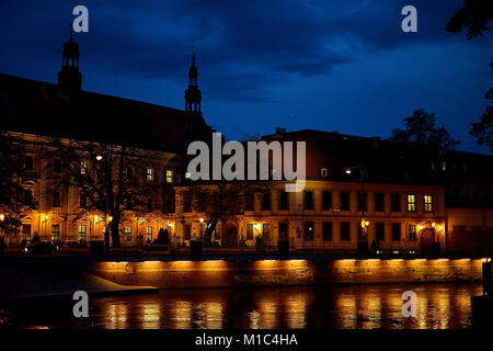 Rivière Odra dans une belle vieille ville de Wroclaw, Pologne avec éclairage de nuit vintage sur l'île de Tumsky lanternes Banque D'Images